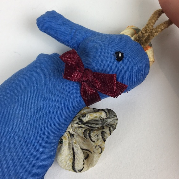 One handmade seahorse keychain ornament - Picture 3 of 5